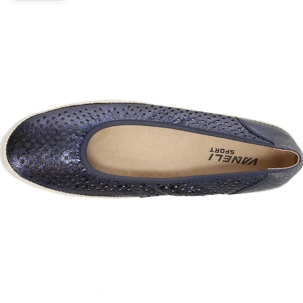 Van Eli perforated pebble